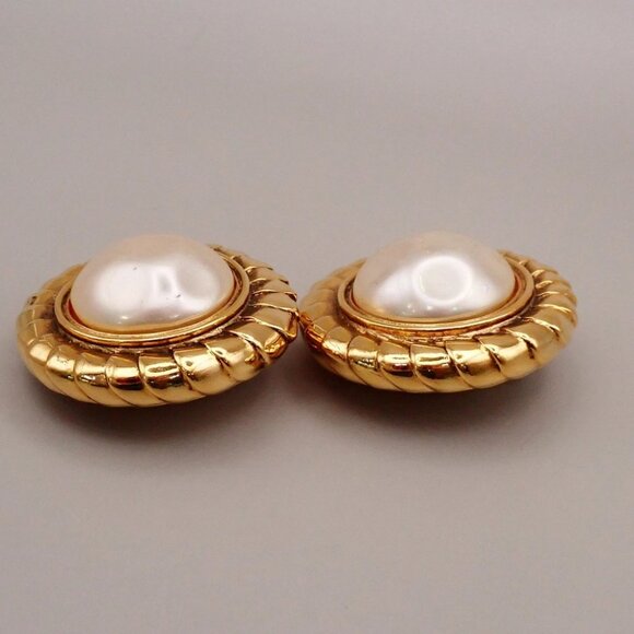 CHANEL Logo Imitation Pearl Round Button Earrings 23 Clip-On GHW Vintage - Picture 8 of 10